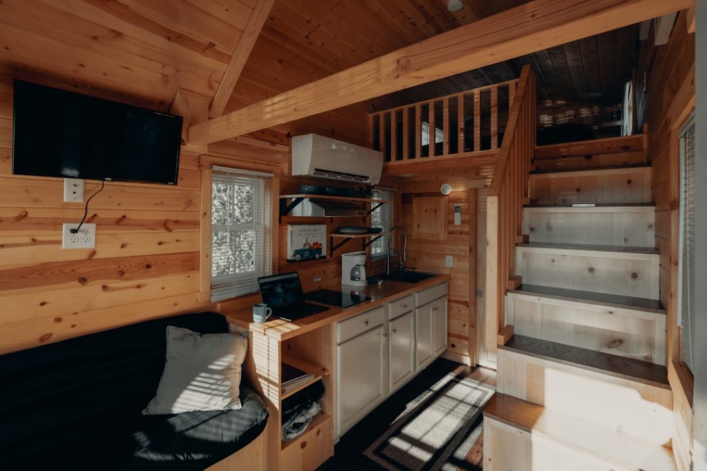 Tiny home in Colorado 2/3 (IG: @clay.banks)